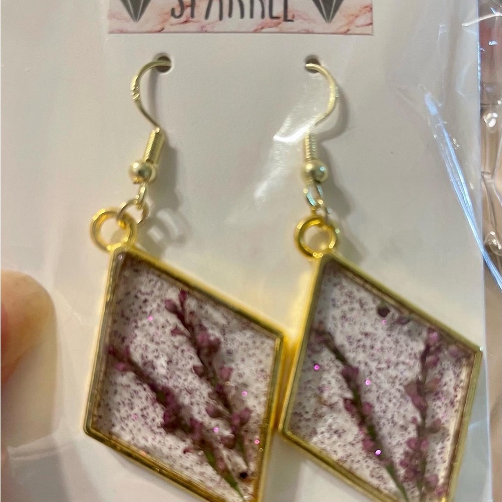 Handmade resin jewelry. Customizable. Any color. Lightweight. - Picture 8 of 16